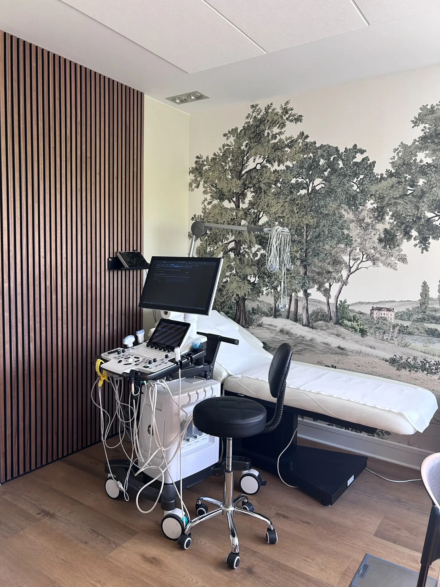 salle-examen-cabinet-medical-tasseaux-bois-renovmoi