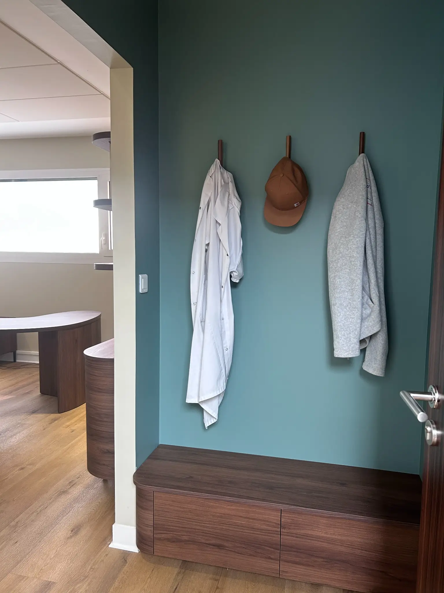vestiaire-cabinet-medical-banc-bois-mur-vert-renovmoi